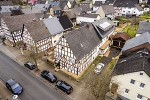 Dreifamilienhaus mit Einfamilien im Paket – Die vollständige Adresse der Immobilie erhältst du vom Anbieter., 35690 Dillenburg – Vorschaubild 1