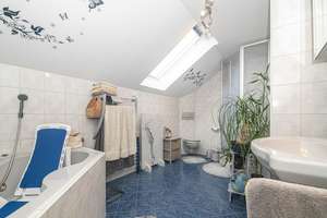 Einfamilienhaus mit gepflegtem Garten, Terrasse und Brunnenwasser-Genuss – Die vollständige Adresse der Immobilie erhältst du vom Anbieter., 93413 Cham – Vorschaubild 13