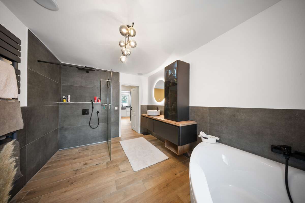 Immobilie in Busdorf - Sanierter Bungalow in Busdorf mit Wintergarten, Kamin und PV-Anlage - Bild 4