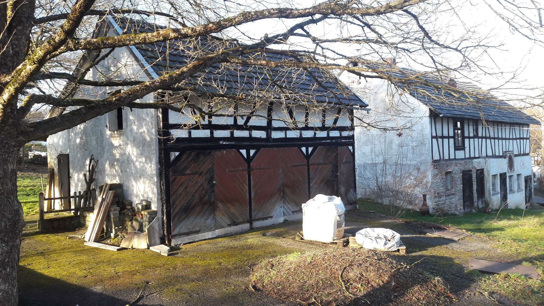 Westerwald: Charaktervolles, großes Fachwerk-Gebäude mit tollem Gartengrundstück und 3er-Garage, Altenkirchen Westerwald Kreis – Bild 3