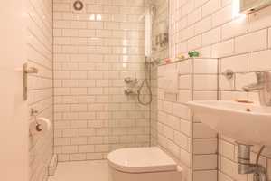 Moderne & möblierte 1-Zimmer Wohnung mit Einbauküche und Balkon – Cranachstraße 31, 40235 Düsseldorf – Vorschaubild 1