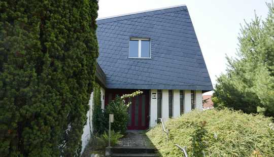 Bild von Großzügiges Wohnen in markanter Architektur! Ehemaliges Pfarrhaus mit Garten und Garage!