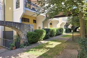 Idyllisch wohnen im Mainviertel - Charmante Split-level Wohnung mit EBK, 2 Balkone, KFZ-Stellplatz