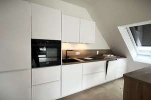 Lichtdurchflutete 2-Zimmer-Wohnung mit Spitzboden inkl. Küche und Klimaanlage – 40629 Grafenberg, Düsseldorf – Vorschaubild 2