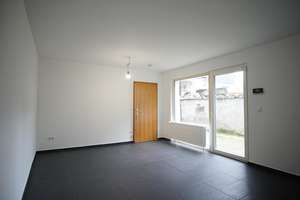 Anbau, eigene Terrasse, wie Bungalow! Wohnbereich gefliest, alles frisch weiß! – 46049 Lirich-Nord, Oberhausen – Vorschaubild 3