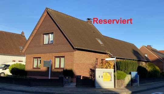 Bild von Schönes Einfamilienhaus mit Garage und Blockhaus