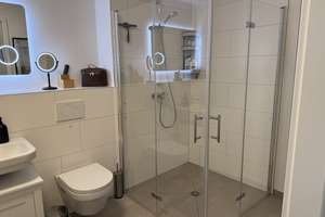 Möbellierte neuwertige 3-Zi-Wohnung mit SW-Loggia, Aufzug, TG und hochwertiger Einbauküche – 51379 Opladen, Leverkusen – Vorschaubild 9