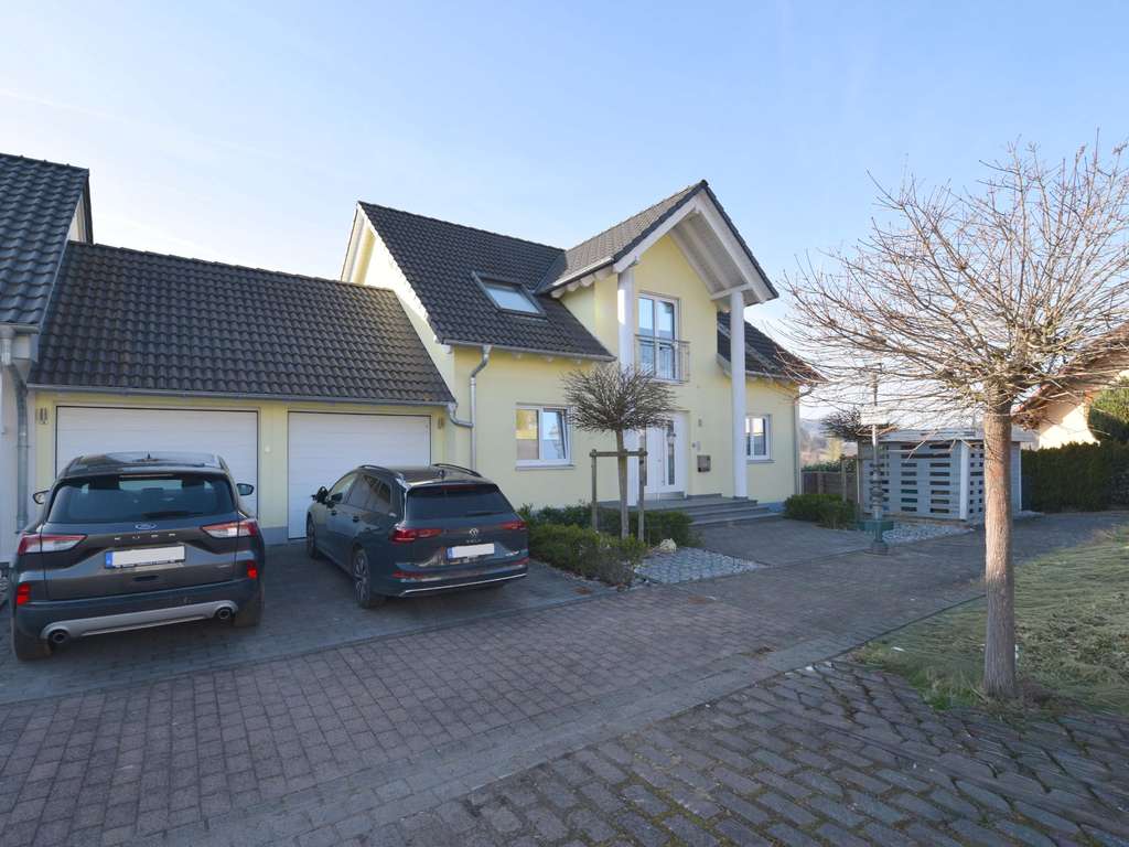 Immobilie in Weibersbrunn - Elegantes & neuwertiges Traumhaus mit malerischem Ausblick - Bild 1