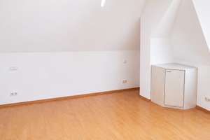 Großzügige und helle, renovierte 2-Zimmer-Dachgeschoß-Wohnung mit Lift in Sendling – Senserstr. 15, 81371 Sendlinger Feld, München – Vorschaubild 9