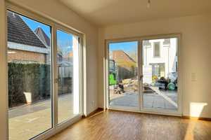 Isernhagen-Süd: Endhaus mit 4 Schlafzimmern, Garten, Fußbodenheizung sehr große Terrasse, Tiefgarage – Varrelheide 6E, 30657 Hannover – Vorschaubild 7