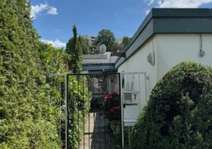 Bezaubernd schönes Bungalow Ein Familien-Haus, wartet im Grünen gebettet auf die nächste Generation.