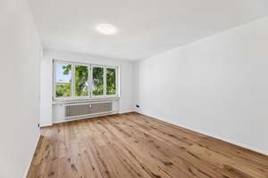PROVISIONSFREI: komplett sanierte 3-ZKB mit Stellplatz und 2 Balkonen in Top Lage! – Bürgermeister-Bohl-Str. 24, 86157 Pfersee-Süd, Augsburg – Vorschaubild 2