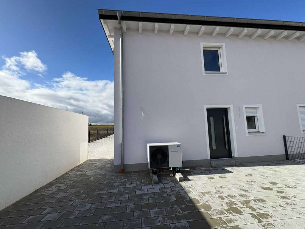 Immobilie in Grafenwöhr - Neubau-Doppelhaushälfte im Erstbezug - Perfekt für Eigennutzer oder Investoren! - Bild 1