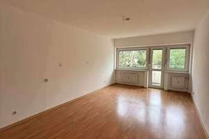 Sonnige 3-Zi-Wohnung mit Stellplatz in Lerchenau, 5 Min. Fahrzeit zum OEZ – Joseph-Seifried-Str. 26, 80995 Lerchenau-West, München – Vorschaubild 4
