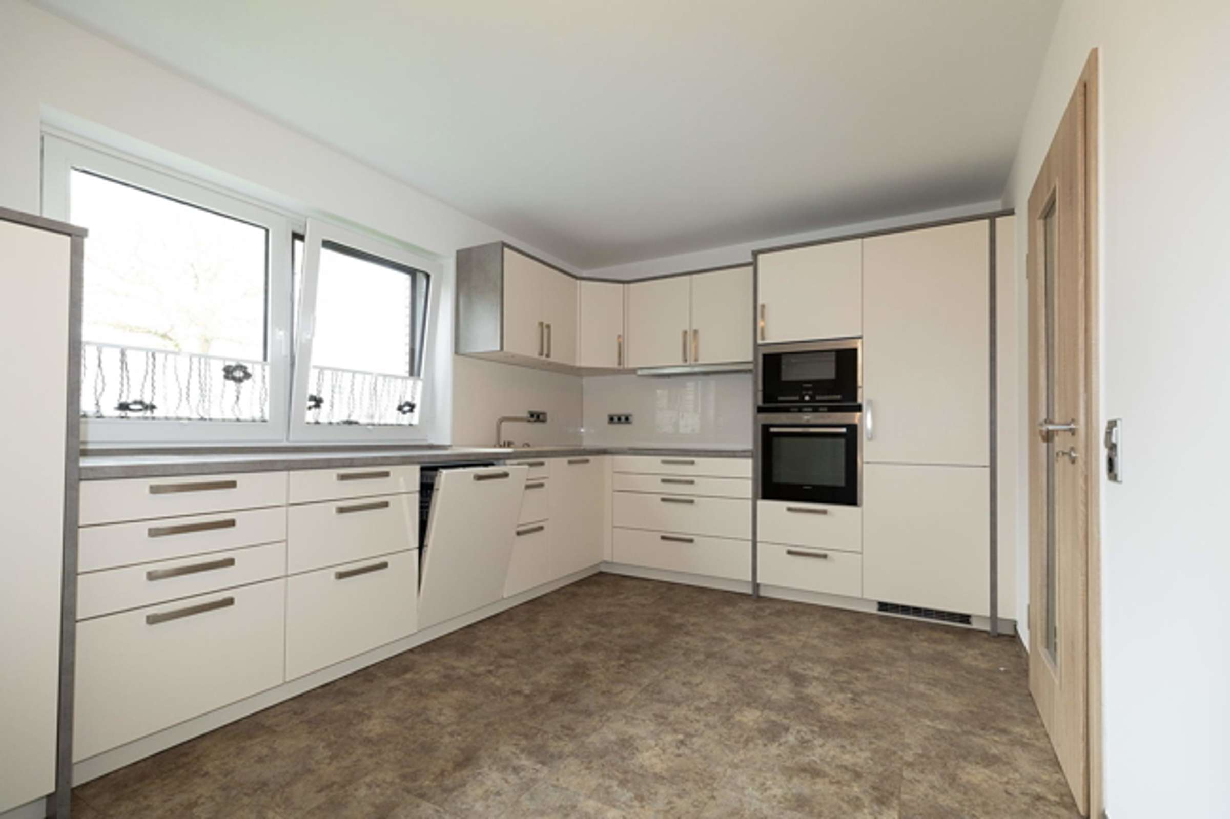 Attraktive 5-Zimmer-Wohnung mit herrlichem Ausblick und Wintergarten in naturnaher Ortsrandlage