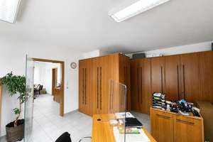 Ihr Rückzugsort: Elegantes Wohnen mit Innenhof, Photovoltaik und entspannter Ruhe. – Die vollständige Adresse der Immobilie erhältst du vom Anbieter., 34270 Schauenburg – Vorschaubild 2