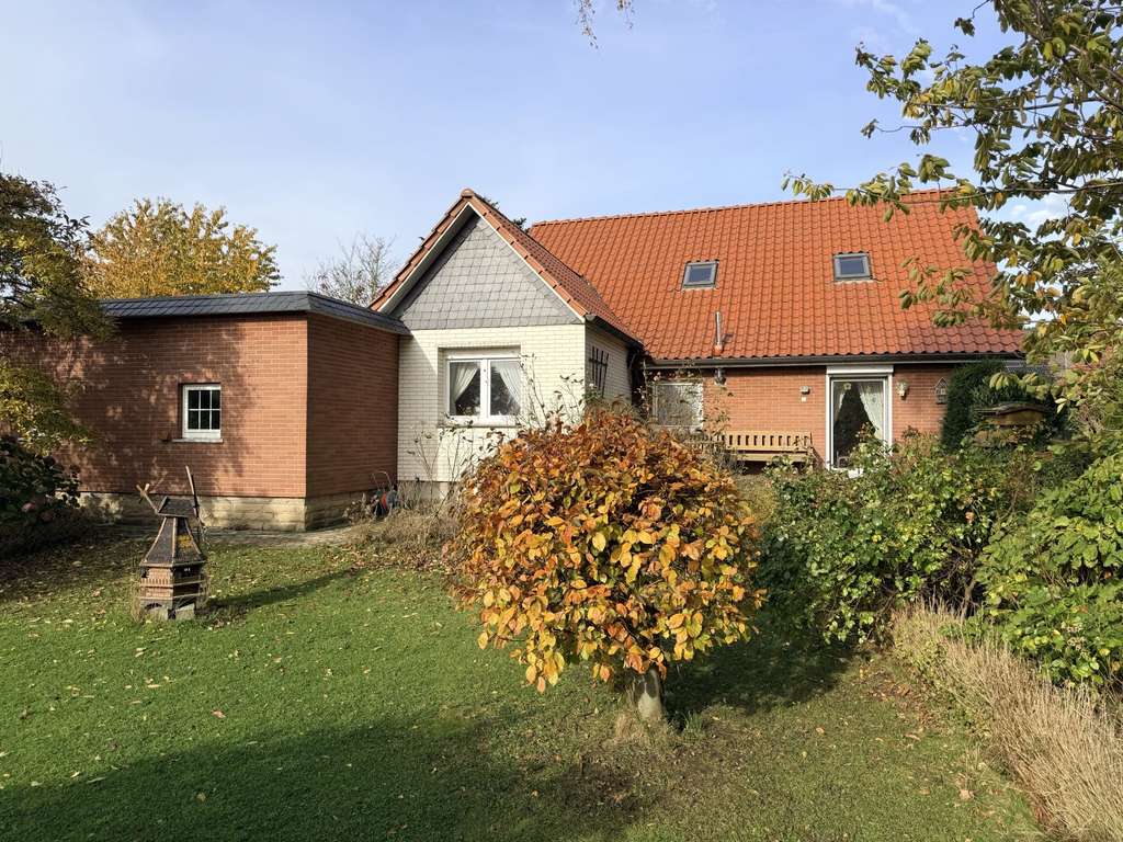 Immobilie in Auetal - individuelles Wohnhaus mit unverbautem Fernblick - Bild 2