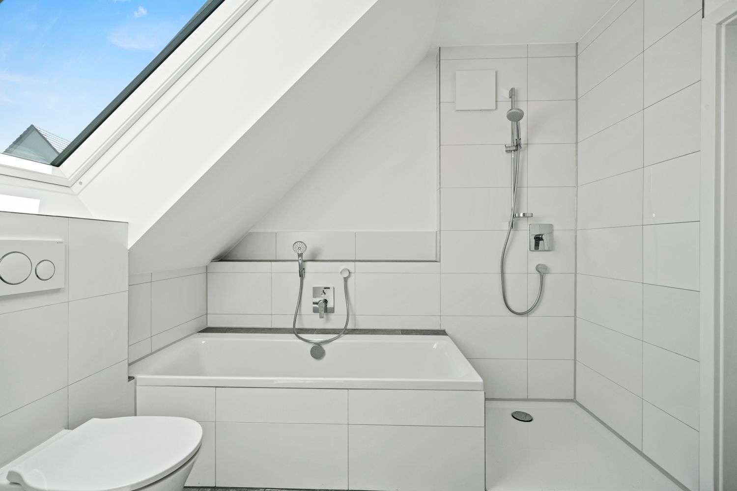 Immobilie in Achstetten - Modernes Wohnen im DG: 3,5-Zimmer-Wohnung mit Balkon und Tageslichtbad in Achstetten - Bild 2