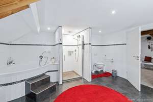 Mehrgenarationenhaus / Ferienhaus / Seminarhaus
Renoviert mit 3 Wohnungen / 686m² Wohfläche / Aufzu – Die vollständige Adresse der Immobilie erhältst du vom Anbieter., 84072 Au in der Hallertau – Vorschaubild 5