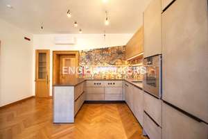 Denkmalgeschützter, stilvoll sanierter Altbau mit Aufzug in der Regensburger Innenstadt – Die vollständige Adresse der Immobilie erhältst du vom Anbieter., 93047 Innenstadt, Regensburg – Vorschaubild 3