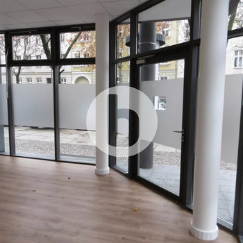 Prägnantes Wohn- und Geschäftshaus mit großflächiger Fensterfront