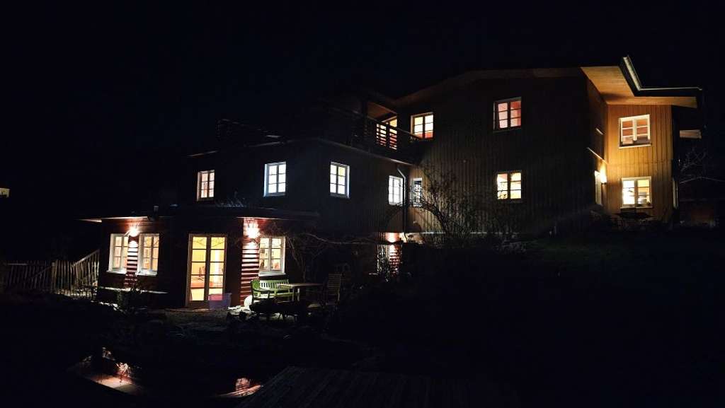 Exklusives Massivholz-Haus mit vielseitiger Nutzung in idyllischer Lage