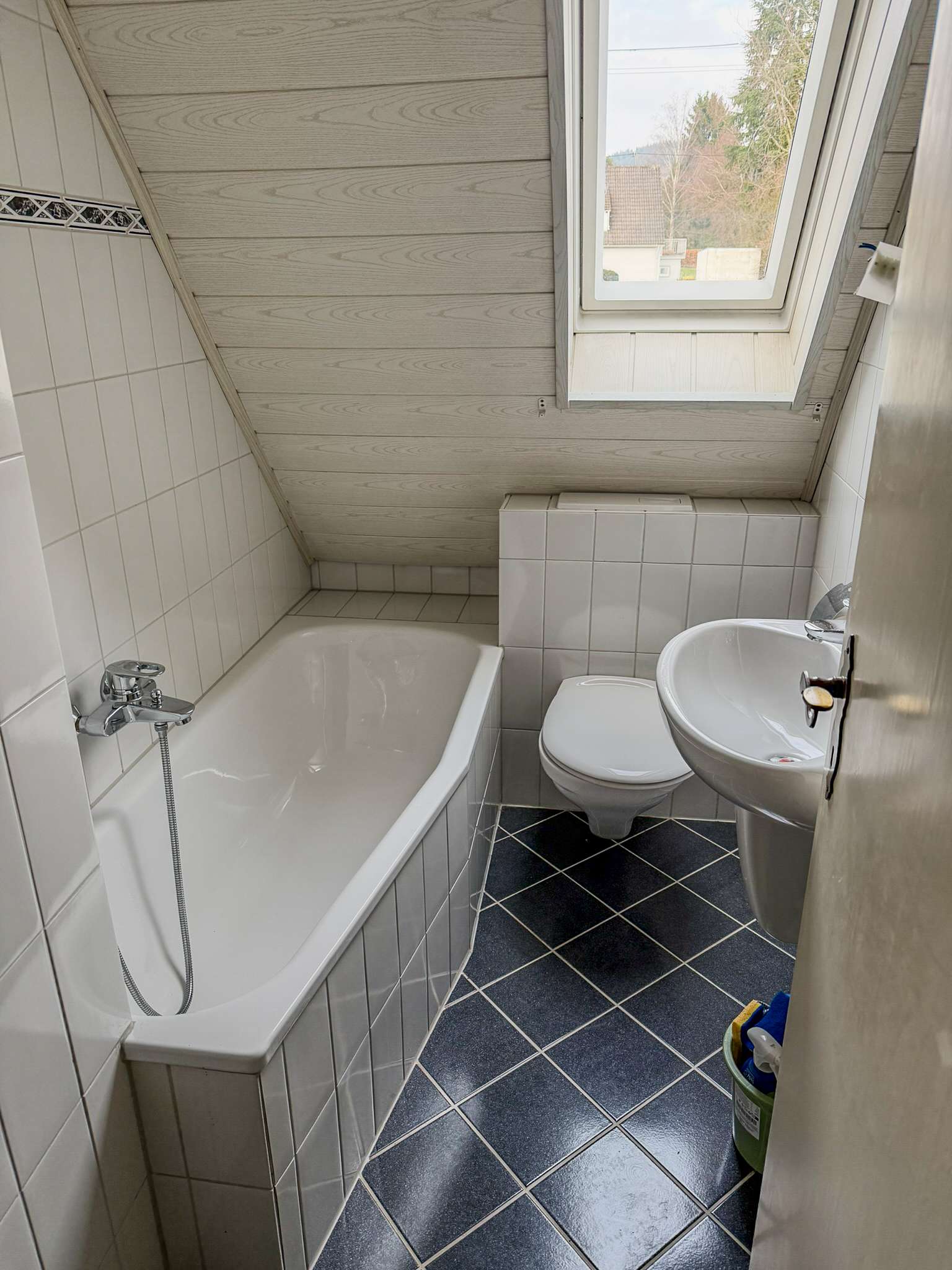 Immobilie in Kreuztal - Doppelhaushälfte in Kreuztal–Ferndorf – sonniger Garten, Garage, modernisierungsbedürftig - Bild 4