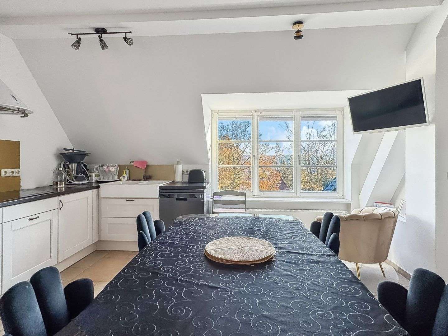 Immobilie in Bad Klosterlausnitz - Wohnen im Denkmal wie im eigenen Haus – Exklusive Maisonettewohnung im „Valuta-Schloss“  - Bild 2