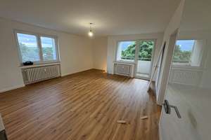 Lichtdurchflutete 2-Zi.-Wohnung (5. OG) mit Loggia & neuer EBK  in Köln-Grengel