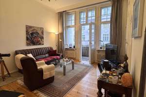 Lichtdurchflutete 3-Zimmer-Altbauwohnung mit Stuck, Holzdielen & 2 Balkonen