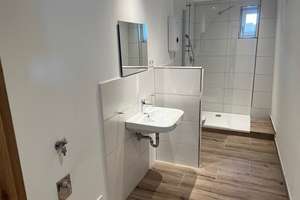Möbliertes WG-Zimmer in 2,5-Zimmer-Wohnung in zentrale Lage von Tübingen-Pfrondorf – Lustnauer Straße 3, 72074 Pfrondorf, Tübingen – Vorschaubild 3
