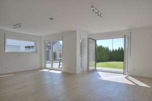 LICHTDURCHFLUTETE MODERNE DOPPELHAUSHÄLFTE MIT 5,5 ZI., SONNENTERRASSE UND CARPORT (KFW 55) – Die vollständige Adresse der Immobilie erhältst du vom Anbieter., 74232 Abstatt – Vorschaubild 4