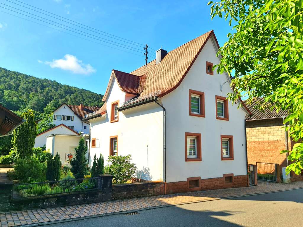 Immobilie in Spirkelbach - Modernisiertes Einfamilienhaus - neues Dach - PV-Anlage - 2 Garagen - Hof und Garten! - Bild 1