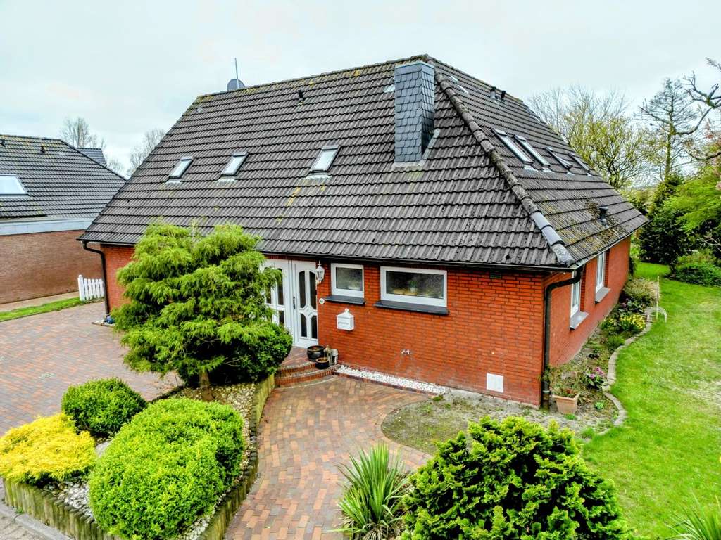 Immobilie in Esens - 1 ANWESEN - 3 Wohnungen - Vielfältige Möglichkeiten - Wohnen und Ferienwohnen kombinierbar - Bild 0