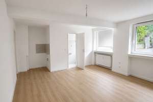 Helle Souterrainwohnung mit 2-Zimmern und Terrasse