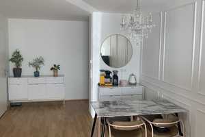 [Möbeliert] Stilvolle, neuwertige 2-Zimmer-Wohnung mit lux. Innenausstattung mit Balkon und EBK – München – Vorschaubild 8