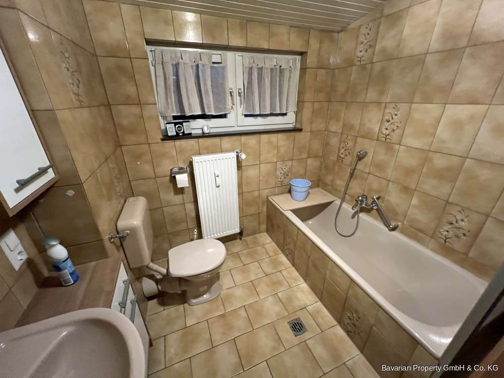 Immobilie in Grafenwiesen - Mehrfamilienhaus mit 5 Einheiten – teilvermietet, mit großem Grundstück - Bild 2