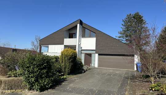 Bild von Charmantes und großzügiges EFH mit herrlichem Blick, über den Dächern von Löhnberg-OT