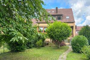 Zweifamilienhaus mit Garten und Garagen-Highlight in Plieningen
