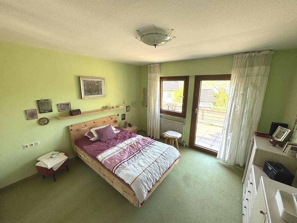 Immobilie in Neuffen - Einfamilienhaus mit Einliegerwohnung in begehrter Aussichtslage  - Bild 2
