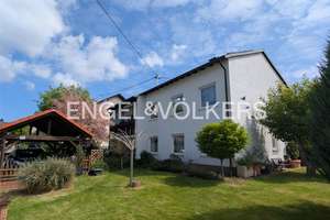 Modernisiertes Einfamilienhaus mit Wärmepumpe und PV-Anlage – Die vollständige Adresse der Immobilie erhältst du vom Anbieter., 56204 Hillscheid – Vorschaubild 1