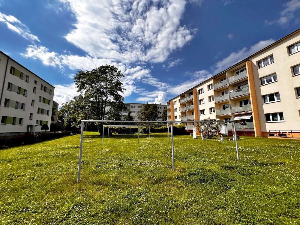 "Mit viel Potential - sanierungsbedürftige, vermietete 3-Zimmer-EGWohnung mit Balkon und Stellplatz", Greiz Kreis – Bild 2