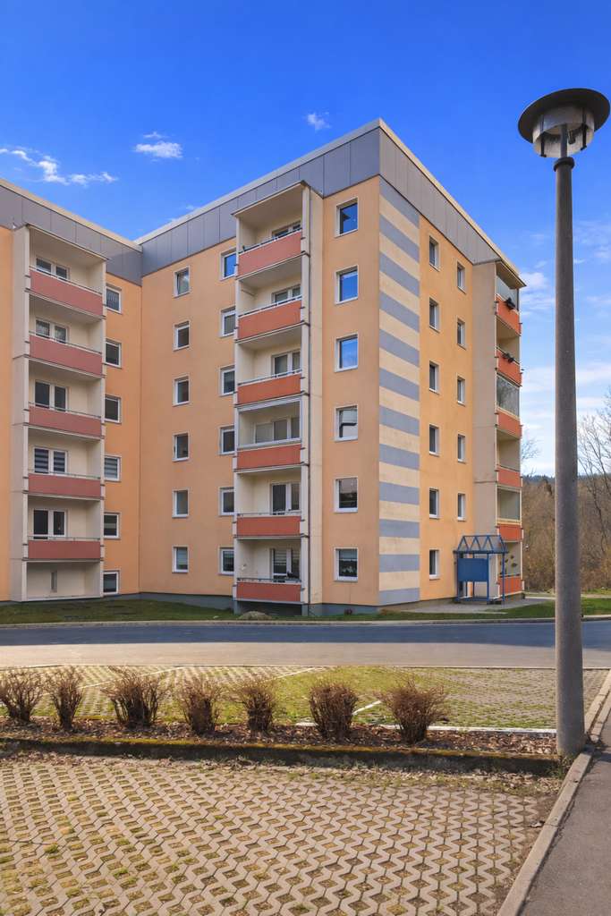 Immobilie in Suhl - großzügige 4-Zimmer-Wohnung mit zwei Balkonen und Kfz-Stellplatz - Bild 0