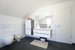 Neuwertiges, geräumiges Einfamilienhaus mit schönem Garten, Doppelgarage und Pkw-Stellplatz – Reutlingen (Kreis) – Vorschaubild 15