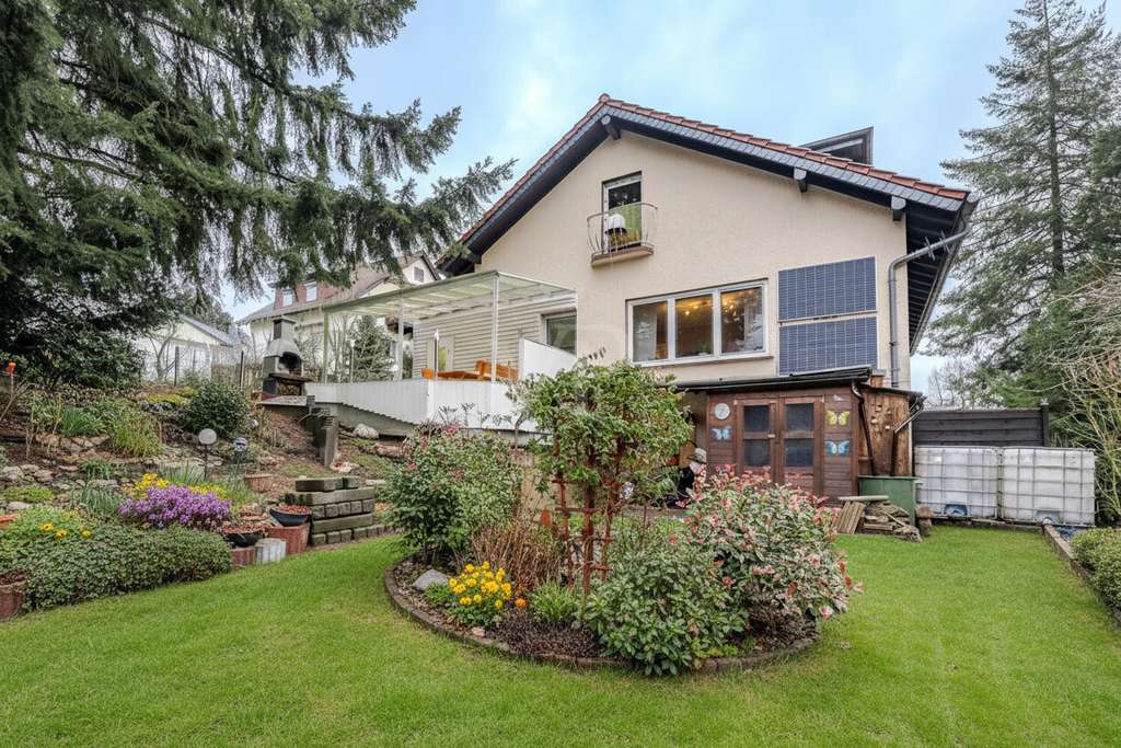 Immobilie in Schmitten - Großes Familiendomizil mit Einliegerwohnung in zentraler Lage mit Fernblick, Garten, Garage und Hof - Bild 0