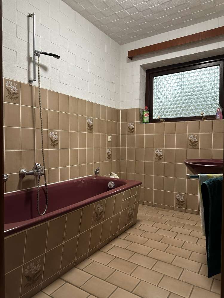 Immobilie in Oldersbek - Attraktiver Walmdachbungalow unter Reet mit Sanierungspotential auf großem Grundstück in Rantrum - Bild 2