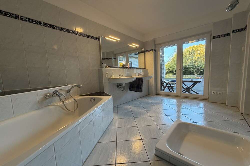 Immobilie in Appen - Attraktives und modernes 5-Zimmer Einfamilienhaus in Appen-Etz mit Pool und Doppelcarport - Bild 3