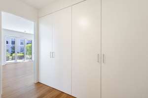 Kleinod | 2-Zi Gartenwohnung in Süd-Ost-Ausrichtung | EBK | Blick auf Parkfläche – Friedenauer Höhe 21, 12159 Friedenau, Berlin – Vorschaubild 15