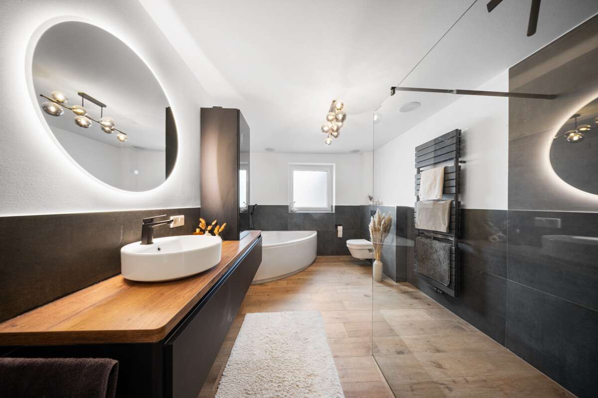 Immobilie in Busdorf - Sanierter Bungalow in Busdorf mit Wintergarten, Kamin und PV-Anlage - Bild 3