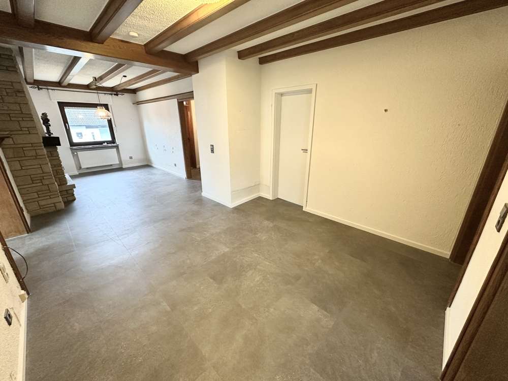 Immobilie in Ransbach-Baumbach - Großzügiges Einfamilienhaus mit großem Potenzial in ansprechender Lage - Bild 2